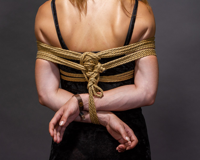 Auf dem Rücken gefesselte Arme