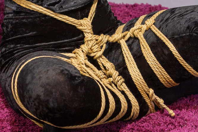 Ein gefesselter Schneidersitz