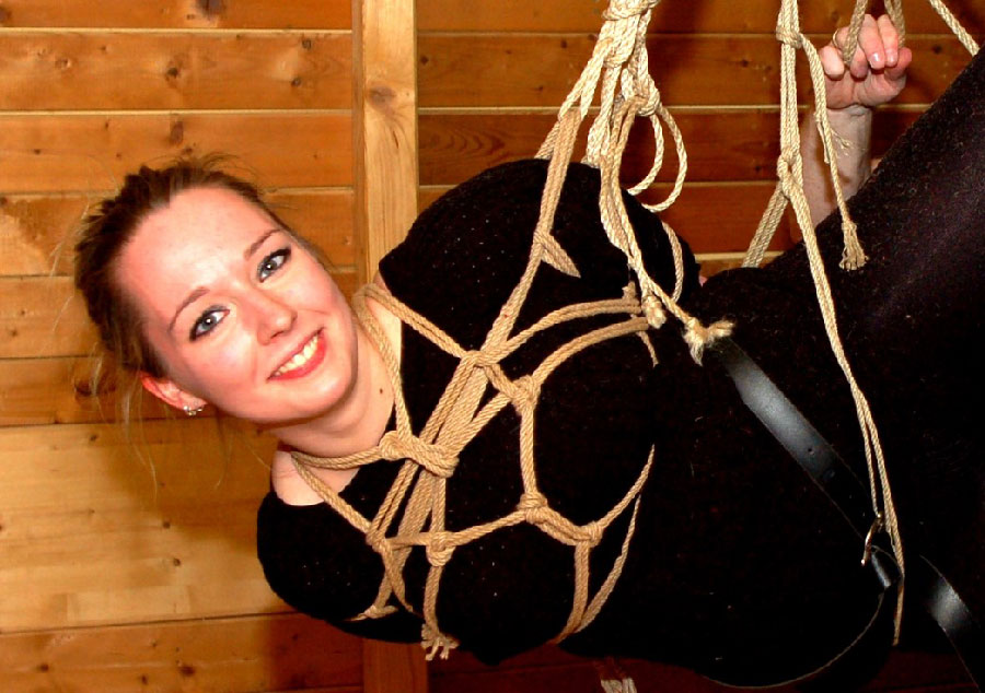 Eru ist gefesselt und lächelt in die Kamera