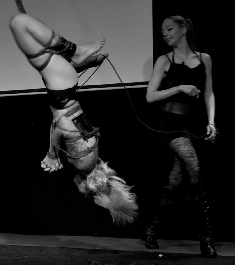 Schwarz-weiß-bild von einer Bondage-Bühnenshow