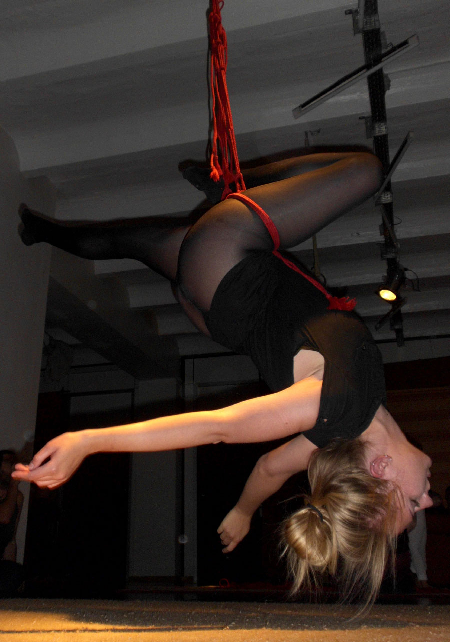 Eru hängt selbst im Seil kopfüber von der Decke