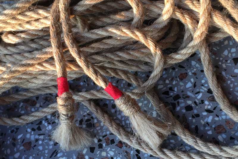 verzierte Seilenden im Sonnenlicht