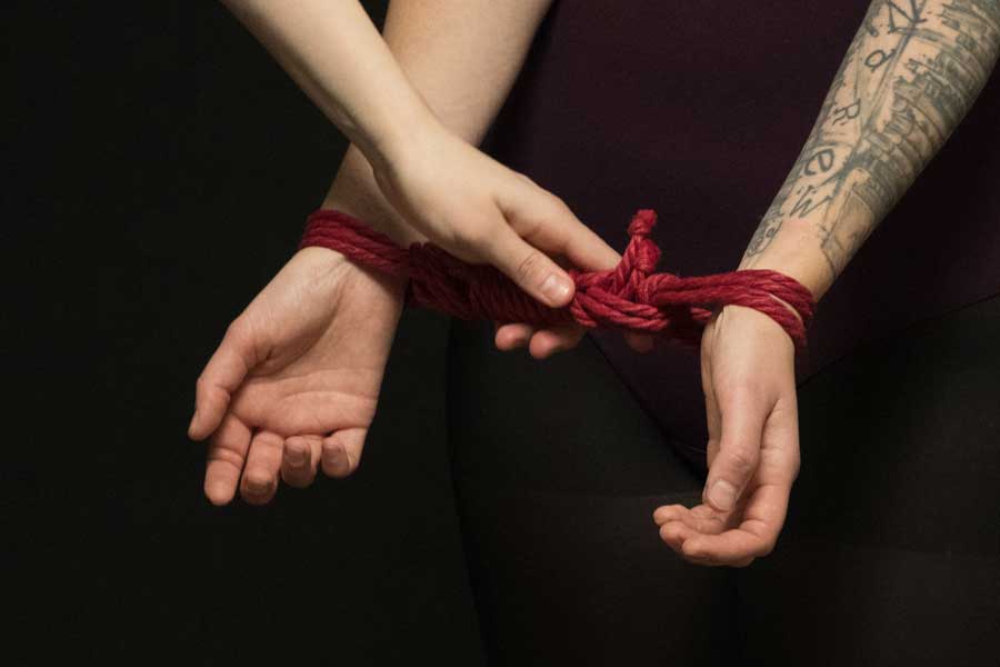 Zwei gefesselte Hände