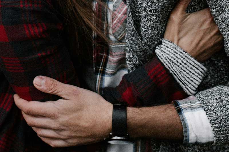 Bild von sich umarmenden Menschen