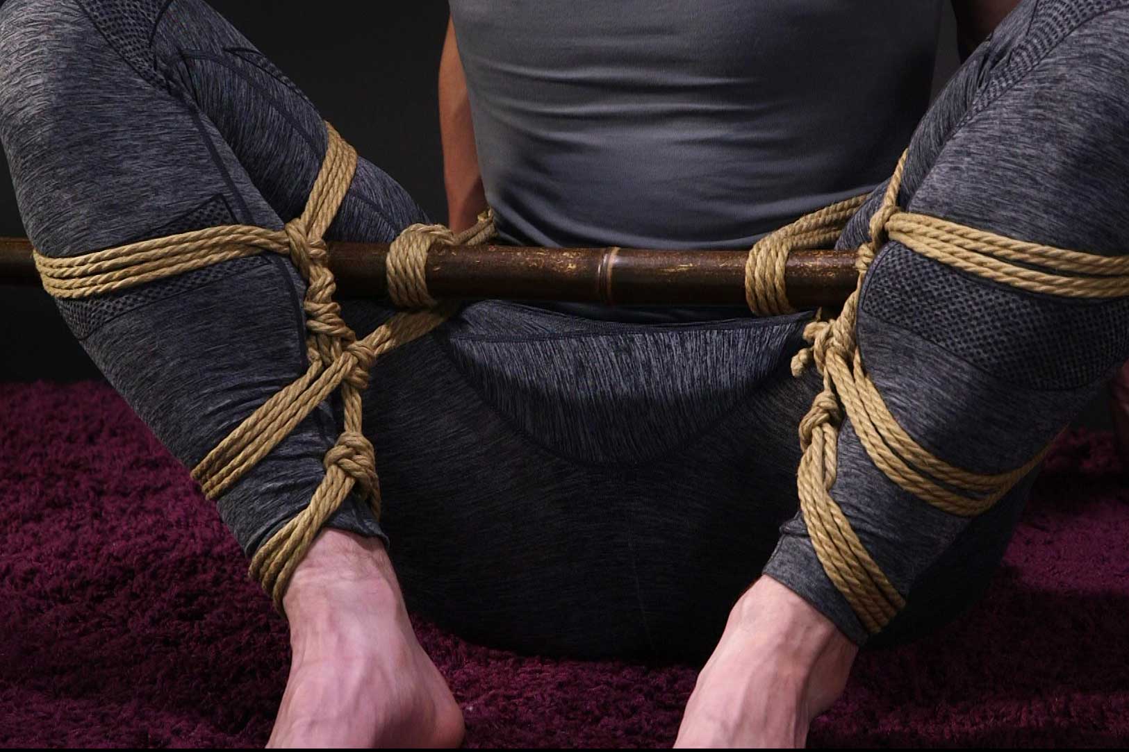 Bild von gefesselten Beinen eines Mannes