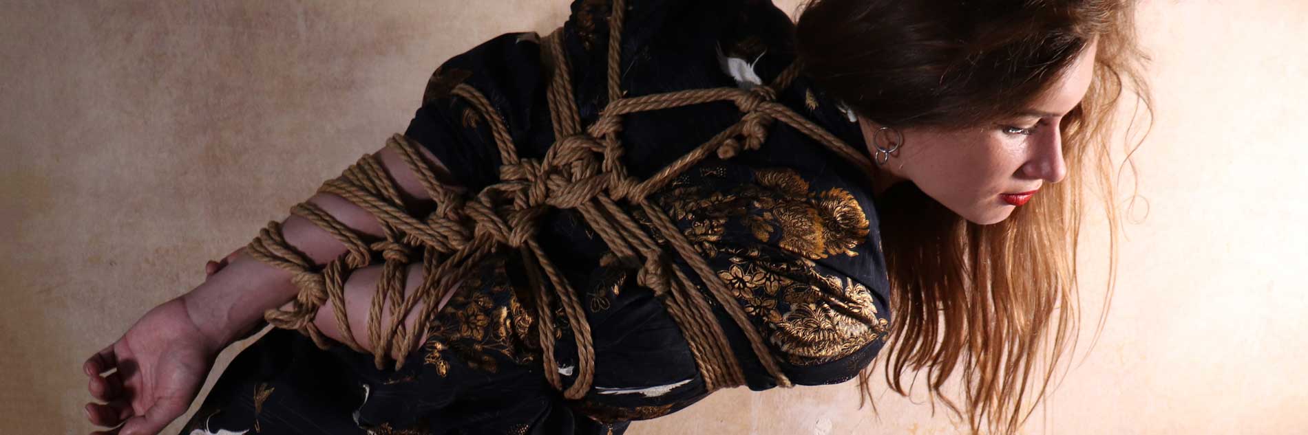 Strappado Bondage, Kunstvoll Fesseln lernen, Arme hinter dem Rücken